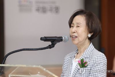 손숙도 10년째 앓는 황반변성…눈 주사, 시력 지키는 '표준 치료'